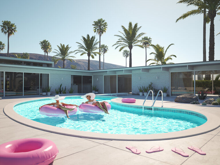 Frauen schwimmen auf Schwimmreifen in einem Pool.