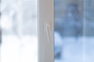 Anbringung von Fensterfolien im Büro. Schutz vor ultravioletter Strahlung.